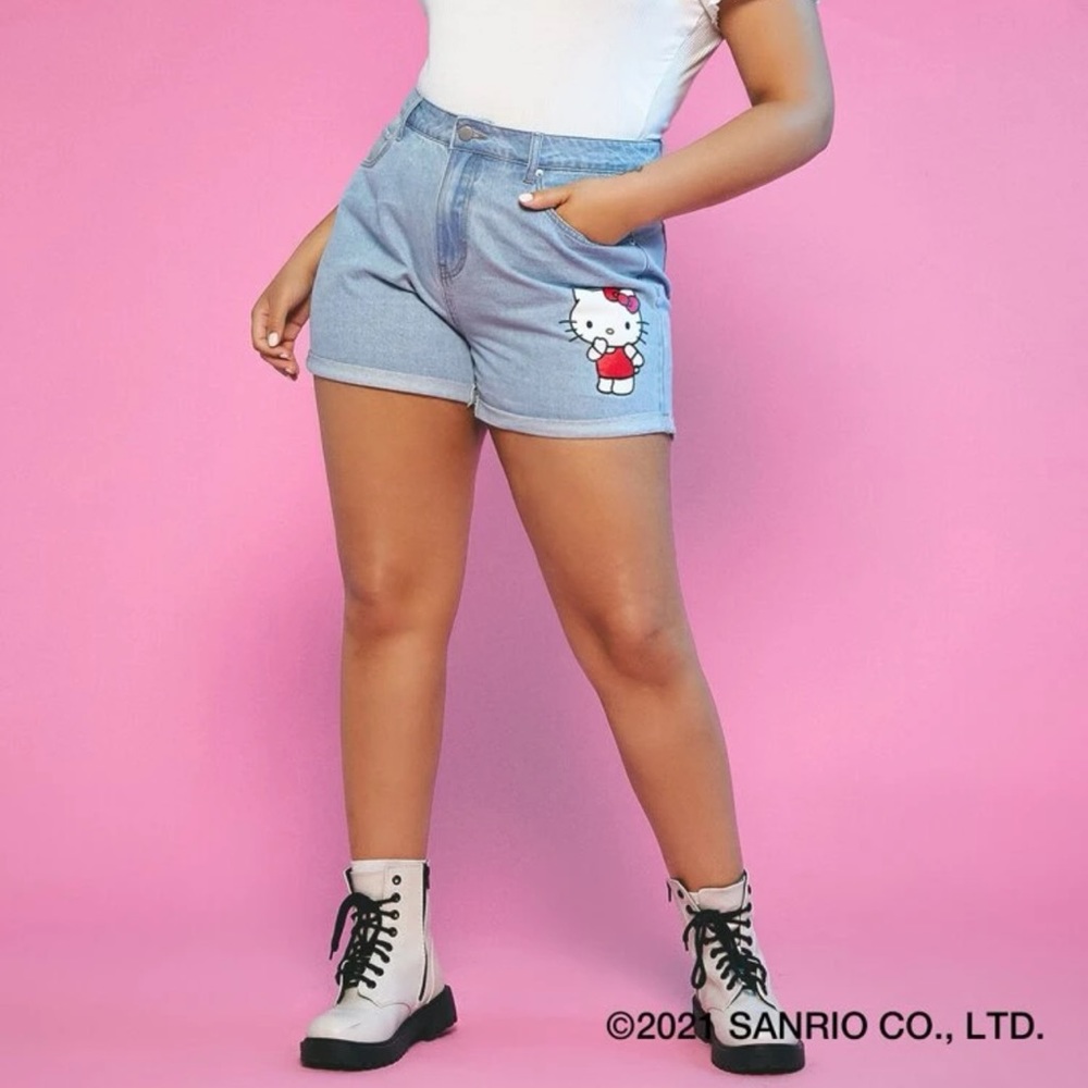 🆕 shein x hello kitty - graphic roll hem denim shorts